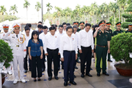 N.A. Chairman offers incense at Nga Ba Giong National Historical Site in Ho Chi Minh City